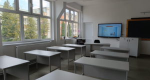 Instituțiile de învățământ din Săcele, dotate cu echipamente digitale și mobilier nou (FOTO)