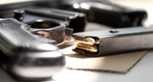 Bătaie ca-n filme la o nuntă din Brașov. S-au înarmat cu bâtă, cuțit, pistol, spray lacrimogen și au trecut la fapte