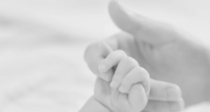 15 octombrie – „Ziua părinţilor de îngeri”. Klaus Iohannis a promulgat legea potrivit căreia părinții pot beneficia de consilierea psihologică gratuită