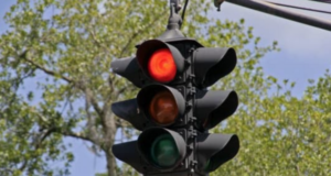Atenție șoferi! Trafic dirijat de polițiști pe Bulevardul Griviței, din Brașov, după ce semaforul s-a defectat