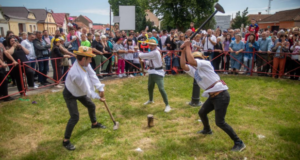 VIDEO. Feldioara se pregătește de Rusalii. Paradă, „Bătutul armizinilor” și întâlnire cu cetelor de feciori în cea de-a XIV-a ediție a sărbătorii