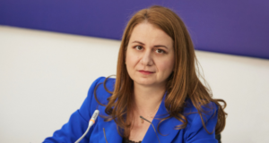 Avalanșă de proiecte de acte normative publicate în dezbatere de Ministerul Educației. Noile planuri-cadru pentru liceu, ținute în continuare la sertar de Ligia Deca