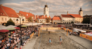 La Brașov evenimente „cu porția”. La Sibiu va fi organizat un eveniment sportiv de volei pe plajă, în Piața Mică