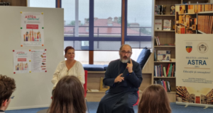 Părintele Constantin Necula a discutat cu tinerii despre iubire și înțelepciune, la Biblioteca ASTRA Sibiu. „Cea mai frumoasă iubire se află în vârful inimii noastre”