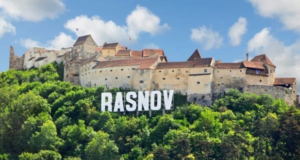 Se caută voluntari pentru curățarea vegetației din interiorul Cetății Râșnov