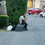 Pe ritmuri de muzică populară s-a pișat în fața Teatrului Sică Alexandrescu, ziua în amiaza mare (VIDEO) 2 boschet