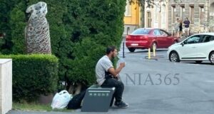 Pe ritmuri de muzică populară s-a pișat în fața Teatrului Sică Alexandrescu, ziua în amiaza mare (VIDEO)