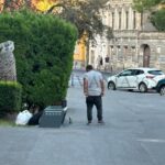 Pe ritmuri de muzică populară s-a pișat în fața Teatrului Sică Alexandrescu, ziua în amiaza mare (VIDEO) 1 boschetar