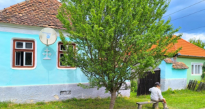 Satul cu 3 locuitori permanenți, aflat la granița dintre județele Brașov și Sibiu