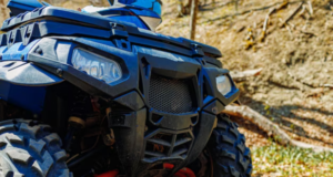 A ieșit la o plimbare cu ATV-ul prin Predeal, dar a „uitat” că nu are permis. Polițiștii l-au oprit pentru un control de rutină, dar s-a ales cu dosar penal