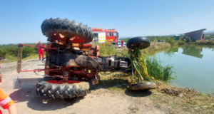 Un bărbat de 30 de ani a murit după ce a căzut cu tractorul în Lacul Bucium. Un elicopter SMURD s-a deplasat la fața locului (FOTO)