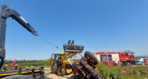 FOTO și VIDEO. Momentul în care pompierii scot tractorul căzut în Lacul Bucium. Șoferul utilajului a murit înecat!