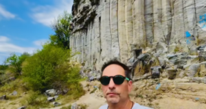 VIDEO. Dan Negru, în vizită la Lacul de Smarald, Racoș: „De ce e gratis să vezi cascada Niagara dar la noi trebuie să plătești ca să vezi natura? De ce Peleșul e mai scump ca Versailles?”