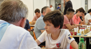Șahistul brașovean Vladimir, care a obținut la doar 11 ani titlul internațional de candidat de maestru, invitat să participe la grupa principală a competiției internaționale de la Miercurea Ciuc! (FOTO)