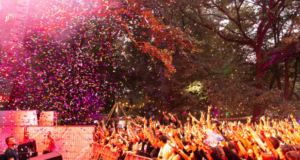 Cinci zile incendiare de rock alternativ în Parcul Sub Arini din Sibiu! După concerte festivalierii pot continua distracția ascultând muzică în căști