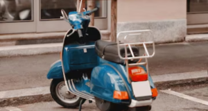 Bărbat de 74 de ani prins conducând un moped neînmatriculat și fără permis, la Săcele