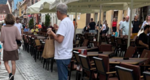 Liderul REPER, Dacian Cioloș, surprins la o înghețată pe strada Republicii din Brașov (FOTO)
