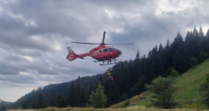 Intervenție aero pentru recuperarea unui alpinist căzut