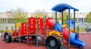Primăria Brașov caută o firmă care să se ocupe de furnizarea și montarea de echipamente pentru spațiile de joacă din municipiu