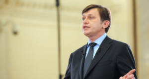 Crin Antonescu, despre alegerile din 2009: „Este dezgustător! Într-o țară care se respectă, nimeni nu putea să râdă că un om a fost furat și să aplaude hoțul!”