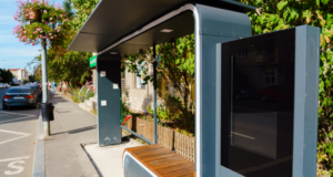 Modernizarea transportului public din Sfântu Gheorghe ajunge într-o nouă etapă: sunt amplasate noile staţii inteligente de autobuz şi se lucrează la un nou sistem de semaforizare.