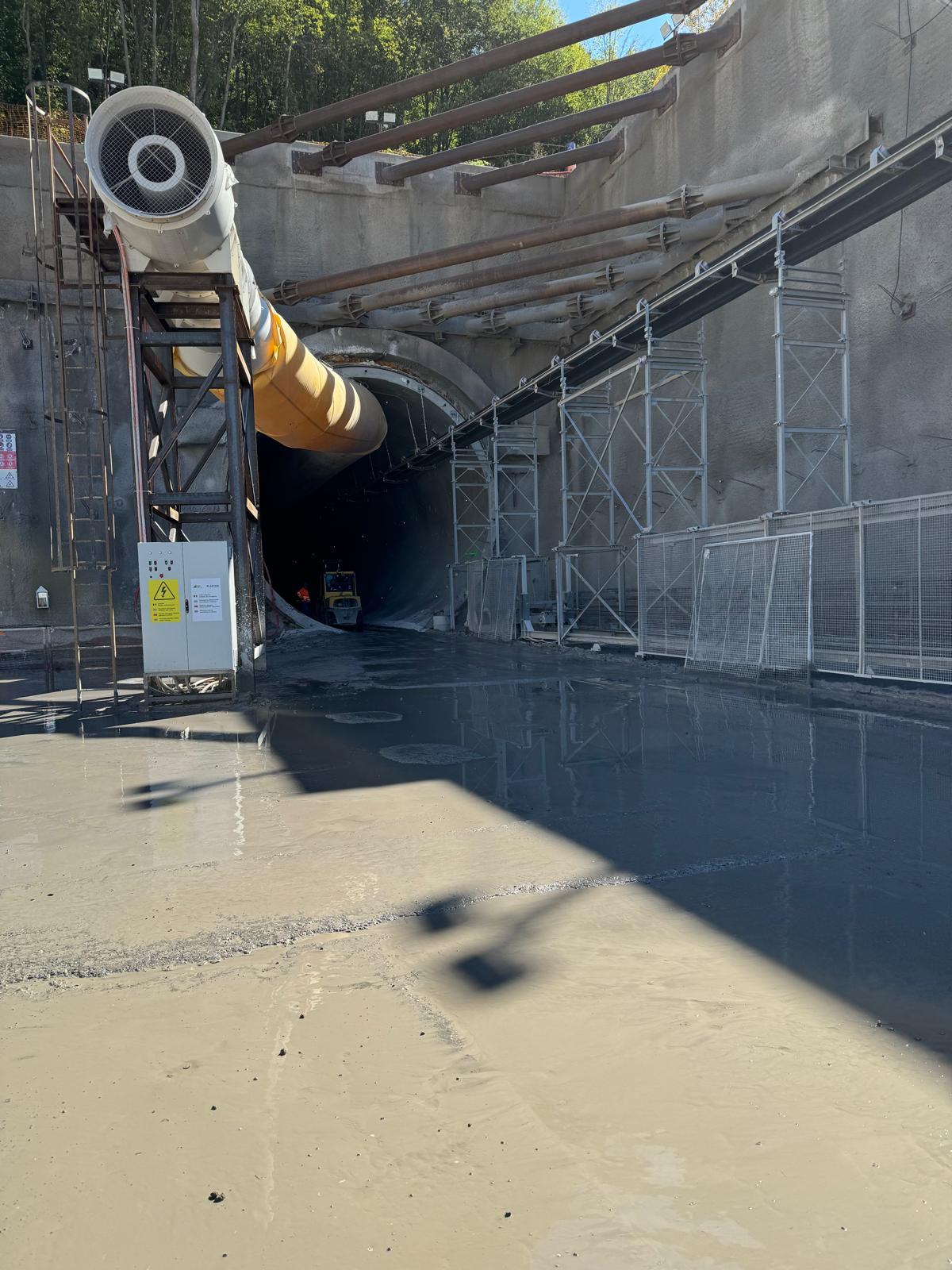 AKTOR a săpat aproape un kilometru de tuneluri în munte, pe traseul proiectului feroviar Brașov-Sighișoara (FOTO) 3 20240917 AKTOR tuneluri progres foto 1