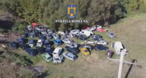 VIDEO. Dosar penal pentru dezmembrări auto neautorizate, în Zărnești. Polițiștii au găsit 57 de autovehicule în stare de nefuncționare