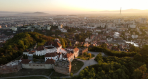 Brașovul, pe primul loc în topul celor mai căutate destinații din România, rezervate prin booking.com