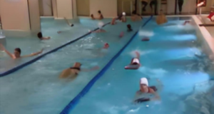 Programul „Ora de sport, la înot” a debutat cu succes pentru elevii din Sibiu. Peste 300 de elevi au fost prezenți în prima zi