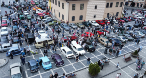 Brașovul, înapoi în timp. Retroparada Toamnei aduce mașinile de epocă în Piața Sfatului