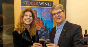 Stoker Wines, noul brand care combină misterul Castelului Bran și tradiția vinurilor din Ceptura. Planuri de extindere globală cu stră-strănepotul lui Bram Stoker