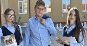 Tot mai multe școli din Sibiu se orientează către uniforma pentru elevi
