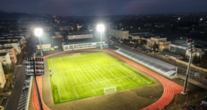 VIDEO. Complexul Sportiv Carpați, prima bază sportivă modernă din Brașov, deschisă oficial: teren de fotbal sintetic, pistă de atletism și sală de sport la standarde naționale