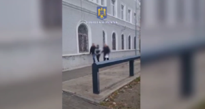 Bărbat de 33 de ani, arestat preventiv după ce a furat, din mai multe unități comerciale din Făgăraș, „ce i-a picat la mână”