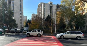 Pe locuri, fiți gata, start! Bătrânii din Brașov trebuie să alerge pe trecerile de pietoni de la Onix (FOTO)