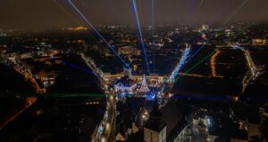Muzică electronică, show de lasere și artificii în noaptea de Revelion, în Piața Sfatului