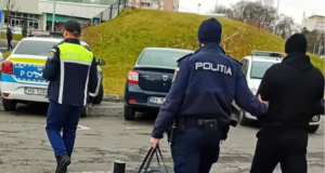 Hoț de portofele prins de polițiștii brașoveni. Obișnuia să caute în poșetele doamnelor, după portofel
