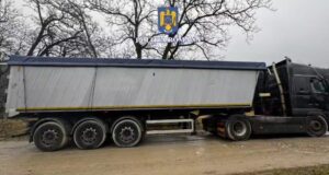 Transport ilegal de lemn descoperit pe DN1A: Polițiștii brașoveni au confiscat 26 de metri cubi de material lemnos