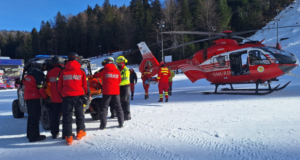 Schior transportat cu elicopterul SMURD după un traumatism cranio-cerebral. Impactul a fost atât de puternic încât casca de schi s-a crăpat (FOTO)