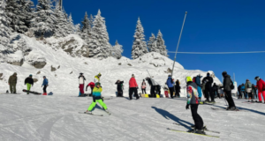 În Poiana Brașov, tarifele instructorilor de schi au ajuns la un nou record: 250 lei/ oră!