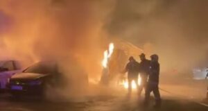 VIDEO,FOTO. Incendiu puternic în noaptea de Revelion la o platformă de gunoi din Brașov. Două mașini au fost avariate