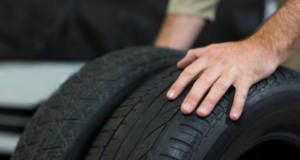 Tânăr reținut după ce a înțepat anvelopele a 11 autoturisme în Voila