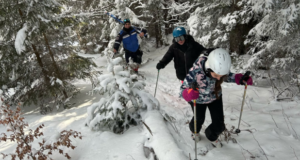 Salvate din pădure! Două adolescente rătăcite o pârtie din Poiana Brașov, recuperate de jandarmii montani (FOTO)