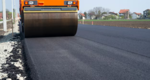 VIDEO. Se toarnă covor asfaltic între Făgăraș și Brașov. Restricții de circulație la Vlădeni