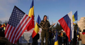 „Suveraniști”, dar cu steagurile americanilor și rușilor în mâini