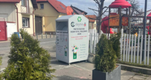 Container pentru haine uzate, instalat lângă parcul de pe strada Morii din Cristian (FOTO)