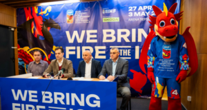 Balaurul Dezi este mascota Campionatului Mondial de Hochei pe Gheaţă de la Arena Sepsi (FOTO)