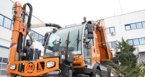 Aproape 100 de guri de canalizare curățate într-o săptămână, în Brașov. Unde intervin echipele Companiei Apa