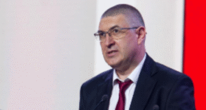 Un profesor de la Universitatea Transilvania aduce în prim-plan disconfortul generației postcomuniste, într-un spectacol pe scena din Sibiu