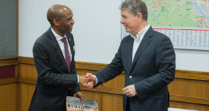 A ajuns și Brașovul să dea lecții cuiva.. celor din Botswana! Să sperăm că n-au făcut și schimb de bancnote… (FOTO)